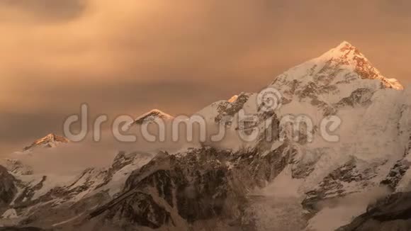 傍晚日落过珠穆朗玛峰视频的预览图