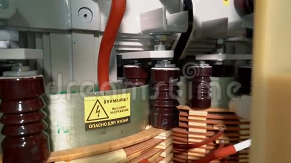 控制柜变压器柜内部视图电气变压器起动器的铜部件和元件视频的预览图