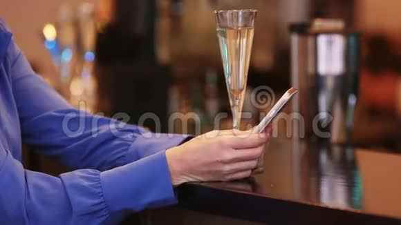 香槟和智能手机视频的预览图