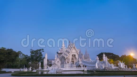 荣美丽的白庙著名的地标性旅游地广受泰国清莱人的欢迎早上时间4K圈视频的预览图