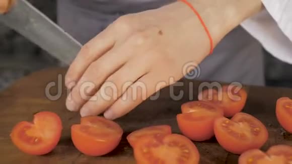 厨师在木板上切熟的番茄视频的预览图