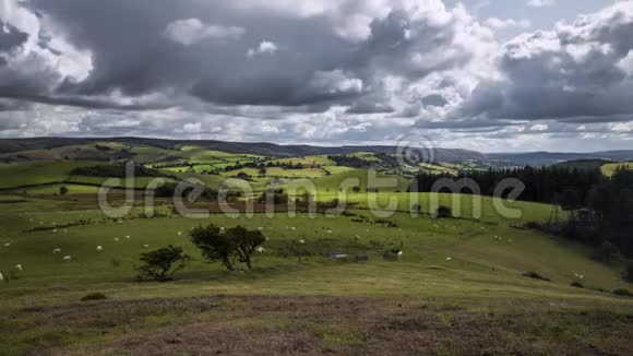 英国丘陵乡村风景名胜区上空的戏剧性云视频的预览图