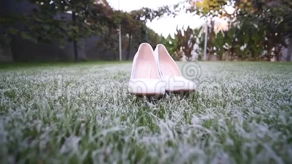 新娘草地上的白色结婚鞋视频的预览图