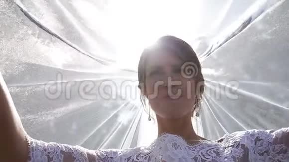 微笑的新娘从面纱下看视频的预览图