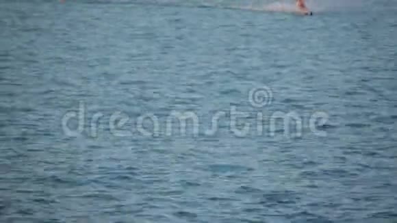 穿白色裙子的女人骑在水上滑雪板上夏日乐趣视频的预览图
