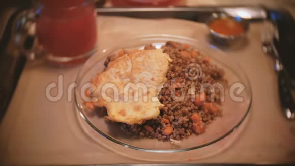 午餐在托盘荞麦与鸡肉和水果配方视频的预览图