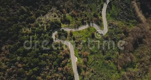 无人机右转过美丽的山路夏季蛇形空车道的空中俯视图4K背景镜头视频的预览图