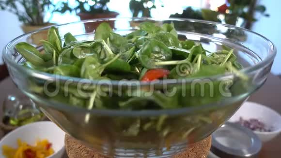 西红柿和胡椒旋转菠菜沙拉柠檬汁调味4K视频的预览图