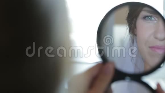 温柔的年轻新娘照镜子视频的预览图