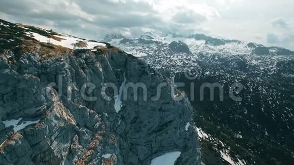 奥贝特拉恩奥地利山区5号观景台的空中全景视频的预览图