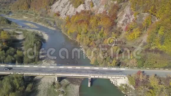 在喀尔巴阡山的桥和河上飞翔视频的预览图