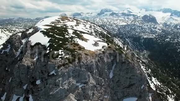奥贝特拉恩奥地利山区5号芬格尔观测甲板的空中全景视频的预览图