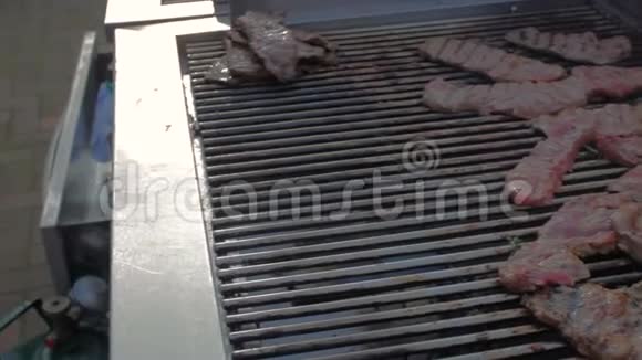 户外烤架上的新鲜肉视频的预览图