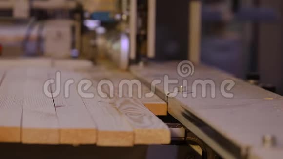 一家家具厂生产过程中木工机械机构关闭家具厂的工作流程视频的预览图