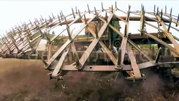 拖拉机耕田上的加钉格栅视频的预览图
