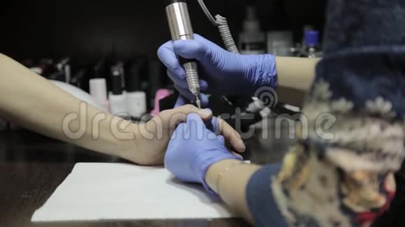 美甲师在美甲沙龙为女性客户做专业的凝胶抛光指甲女性留指甲视频的预览图