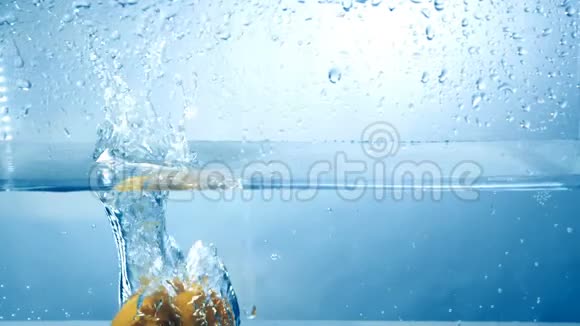 三个新鲜柠檬在高对比度镜头下掉进水里视频的预览图
