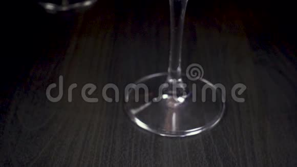 玫瑰酒倒入一个漂亮的杯子里摄像头在视频的预览图
