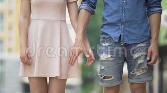 女朋友和男朋友手牵着手走着情侣相爱视频的预览图