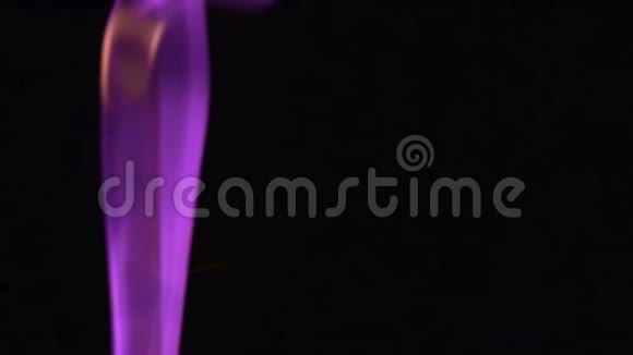 紫色和黄色的烟雾在黑色的背景下升起视频的预览图