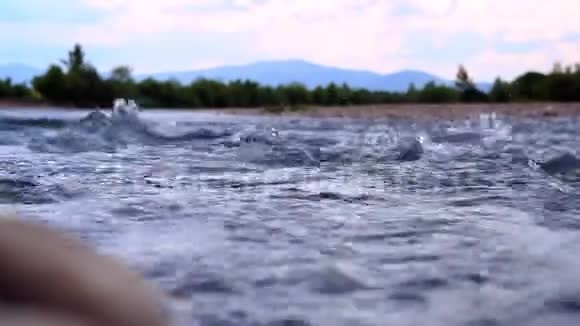 水流湍急的山河暴风山河快速水流视频的预览图