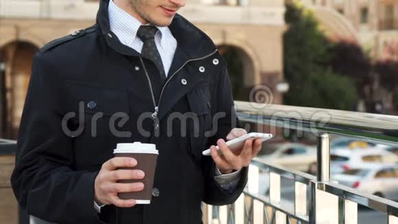 一个衣冠楚楚的男人正在他的手机里打字视频的预览图