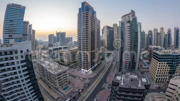日落后从白天到夜晚的有利点俯瞰迪拜码头视频的预览图