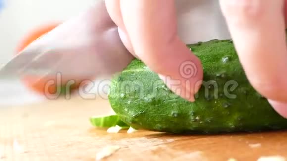 在厨房的砧板上切黄瓜和其他蔬菜素食健康食品视频的预览图