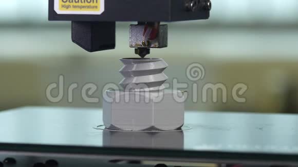 3D打印机打印灰色螺丝视频的预览图