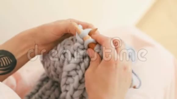 女人用手编织针头业余爱好手工艺品粉色的暖色新的主流嬉皮士爱好录像片段视频的预览图