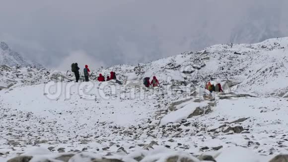 游客群山降雪4k视频的预览图