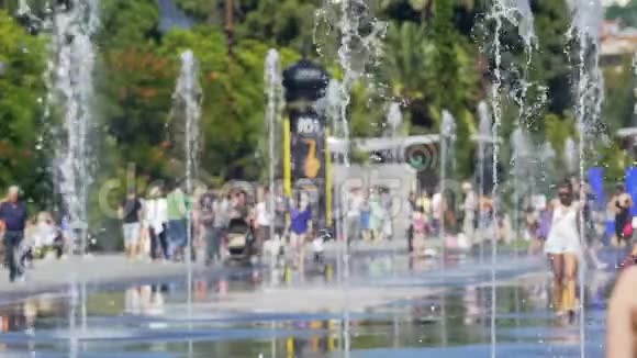 一股清凉的水流在大城市广场上蔓延开来视频的预览图