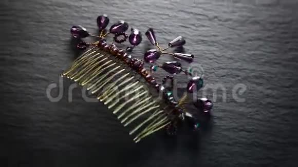 珠宝耳环和手工制作的梳子旋转着视频的预览图