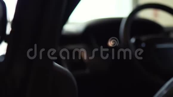深色豪华车内饰方向盘仪表板库存通过司机车门展示汽车视频的预览图