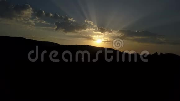 在夕阳的灯光下山的美丽轮廓日落时分克里米亚山脉的鸟瞰令人惊叹视频的预览图