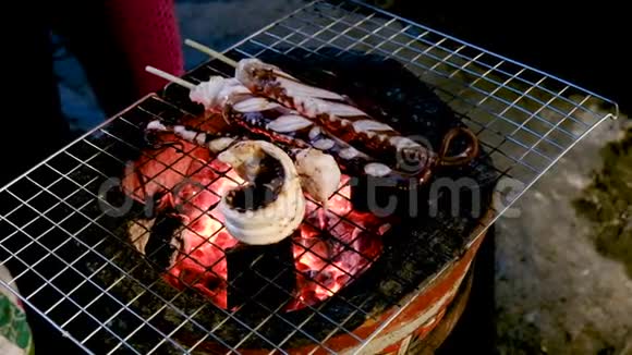 烧烤生触手章鱼在烤架上作小吃街食品视频的预览图