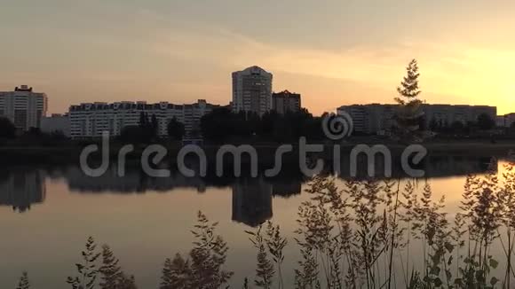 戈梅尔贝拉鲁斯黎明时太阳在城市里升起视频的预览图