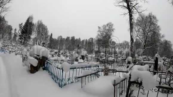 冬天的公墓墓地在冬天被雪覆盖视频的预览图