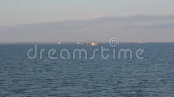 科奇海峡的浮船视频的预览图