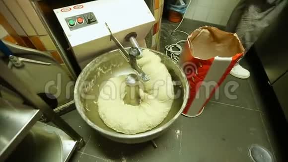 专业的厨房机器在面包店食品行业面包揉面视频的预览图