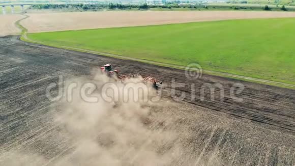 农村拖拉机在农田上耕土俯视视频的预览图
