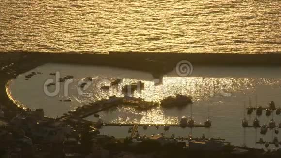 金色阳光照射的黄昏海水和港口与船只豪华游艇的爱好视频的预览图