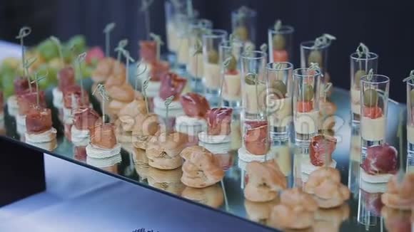 自助餐商店开业演讲或活动用的罐装三明治视频的预览图