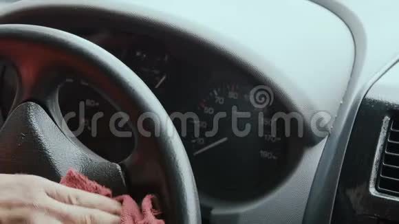 男性用抹布擦拭汽车车轮视频的预览图