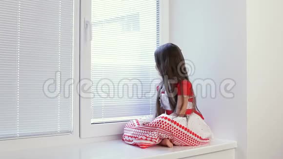 女孩在房间的窗户上伤心视频的预览图