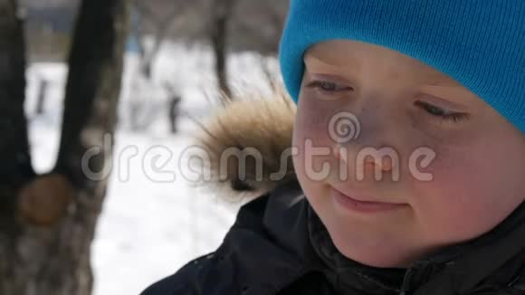 一个十几岁的男孩眼睛是天蓝色的脸上长着雀斑戴着一顶蓝色的帽子望着远方视频的预览图