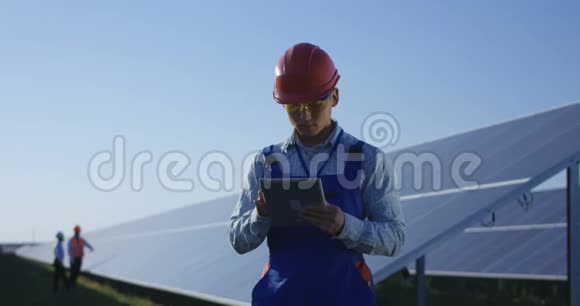 在太阳能电池板中使用平板电脑的哈达特族工人视频的预览图