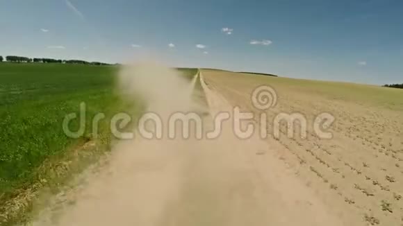 骑着路上的尘土快速驾驶56视频的预览图