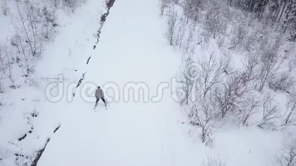 从高处到滑雪者从滑雪坡往下看视频的预览图