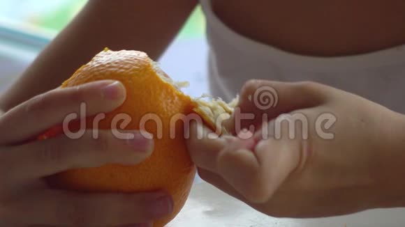 一个孩子100fps的慢动作拍摄是清洁橘子视频的预览图